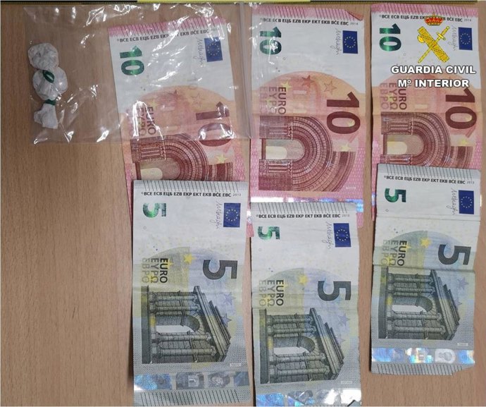 Dinero y droga localizada al hombre.