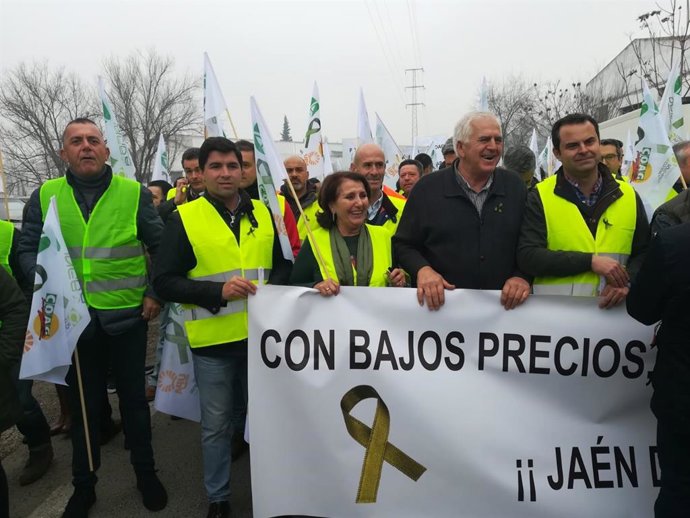 El parlamentario jiennense por Cs, Enrique Moreno, en una manifestacion por los precios del sector olivero en Jaén. Imagen de archivo