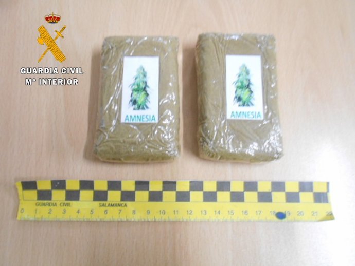 Droga intervenida que el conductor lanzó por la ventanilla del coche .