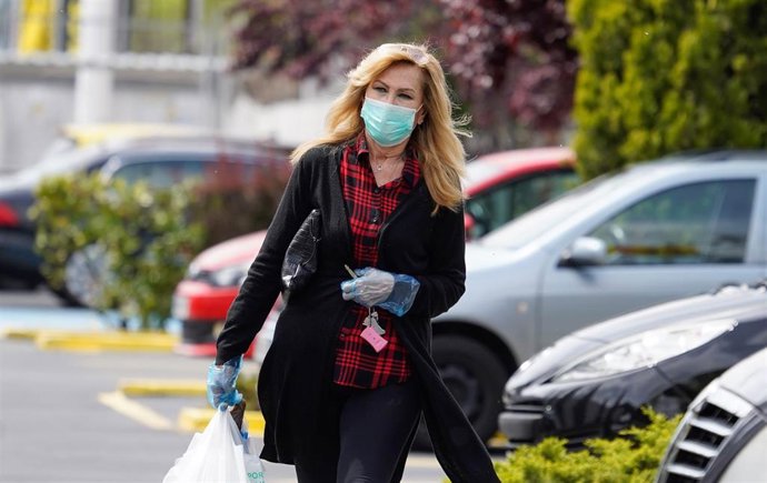 Rosa Benito sale a hacer la compra durante el confinamiento, protegida con mascarilla y guantes