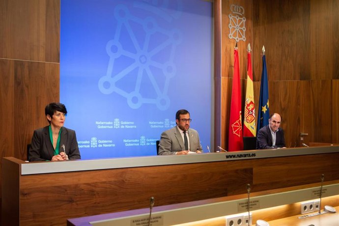 De izquierda a derecha, la consejera de Economía y Hacienda del Gobierno de Navarra, Elma Saiz, el vicepresidente primero, Javier Remírez, y el consejero de Desarrollo Económico, Manu Ayerdi, en rueda de prensa este miércoles.