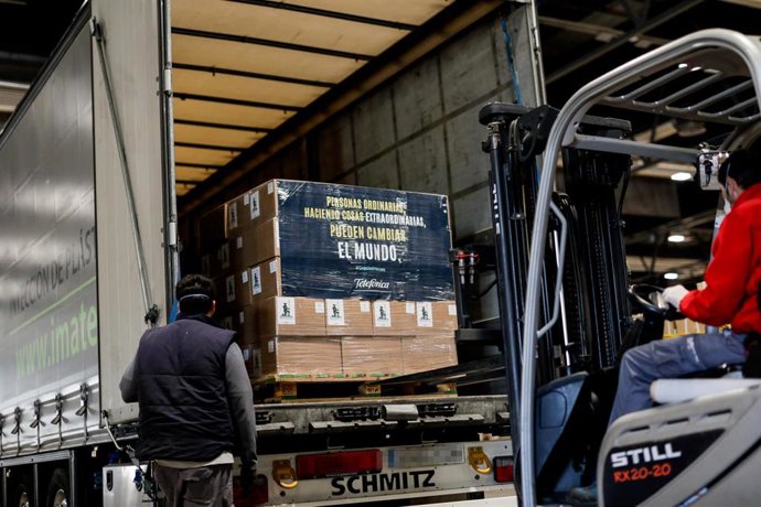 Descarga de un camión de material en el Pabellón 10 que funciona como almacén del material sanitario del hospital de campaña de IFEMA.