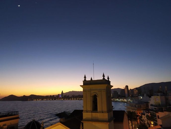 Campanario de Benidorm con la playa al fondo.