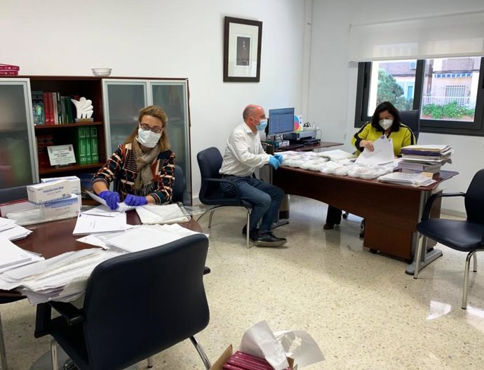 Funcionarios preparando la documentación y material para reactivar las obras del PFEA