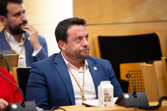 El socialista Álex Pastor presente en la sesión de constitución del Ayuntamiento de Badalona donde ha sido nombrado alcalde de la ciudad catalana.