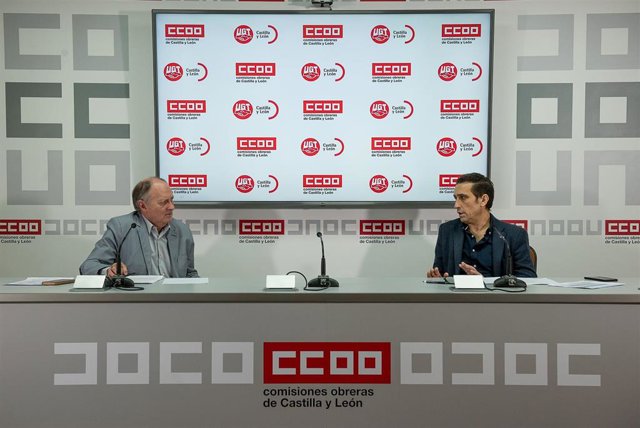 Los secretarios generales de UGT y CCOO, Faustino Temprano (i) y Vicente Andrés (d), en rueda de prensa.