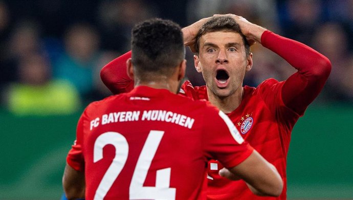 Thomas Müller se lamenta junto a Tolisso durante un partido del Bayern