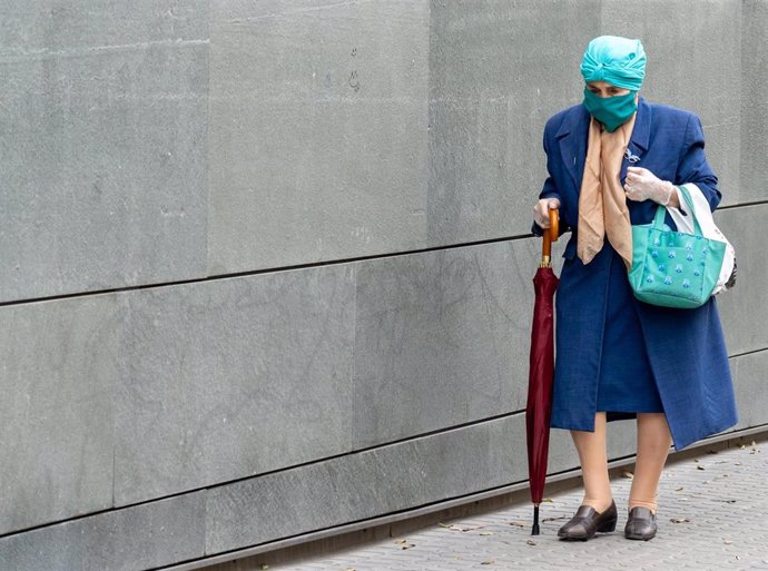 Isabel, una señor de 94 años que ha sido enfermera se dirige a una farmacia de Triana el día 34 del estado de alarma. Sevilla a 17 de abril del 2020