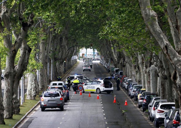 Efectivos de la Policía Local de Málaga, durante la realización de controles de tráfico aleatorios por el decreto de Estado de Alarma impuesto por el Gobierno de España a causa de la pandemiaCOVID-19. En Málaga,( Andalucía, España), a 15 de abril de 202