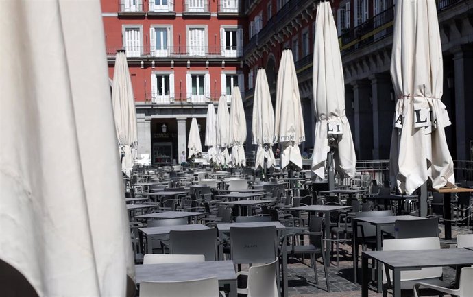 Terraza vacía en la Plaza Mayor de Madrid un día antes de que se cierre toda la hostelería el pasado 13 de marzo de 2020.