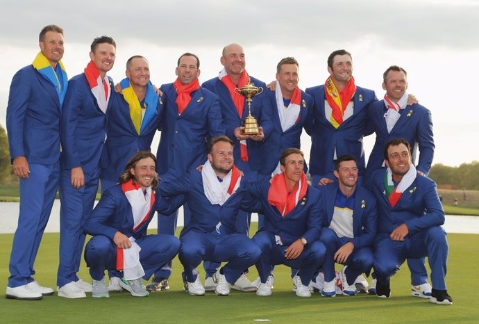 El equipo europeo posa con la Ryder Cup tras su victoria en 2018