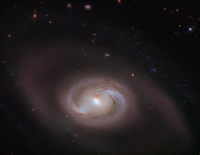 Espirales dentro de espirales en la galaxia NGC 2273