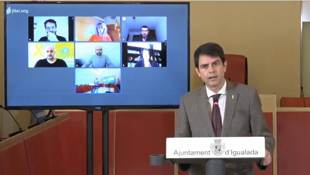 Captura de pantalla de la rueda de prensa telemática del alcalde de Igualada (Barcelona), Marc Castells, acompañado por videoconferencia del resto de alcaldes de la Conca d'Òdena