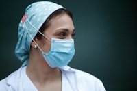 La Comunidad hará seguimiento individualizado y test a sanitarios que utilizaron "mascarillas defectuosas"