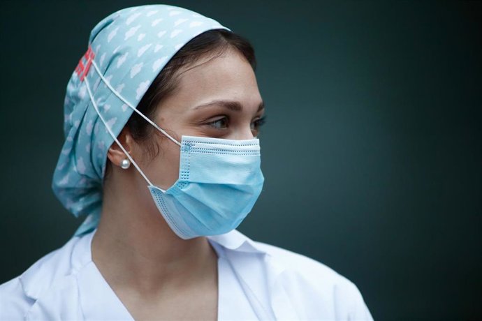 Una sanitaria con mascarilla durante el homenaje a los Sanitarios del Hospital Fundación Jiménez Díaz 