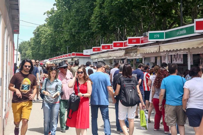 Visitantes pasean por las casetas de la Feria del Libro de Madrid de la edición de 2019