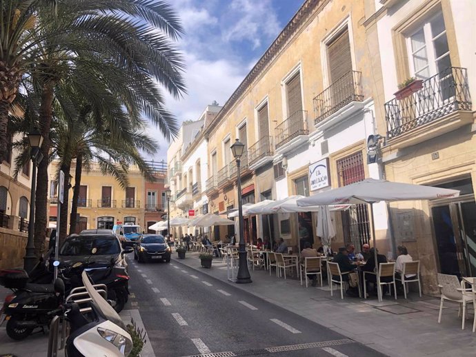 Terrazas y veladores en la calle Jovellanos de Almería