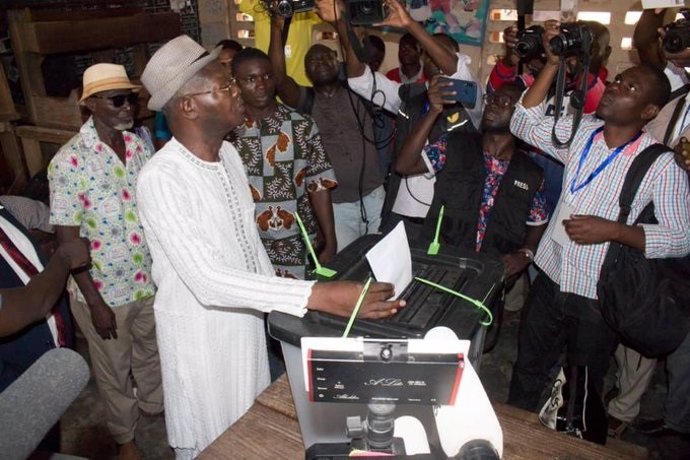 El líder opositor Abyénomé Kodjo vota en las elecciones presidenciales en Togo