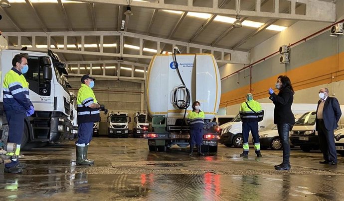 El Ayuntamiento refuerza la limpieza y desinfección de la ciudad con 6,2 millones de litros de agua y 3.900 litros de desinfectante desde la declaración del estado de alarma