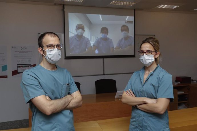 Paco Carmona y la Dra. Marta Marín, en la sede de Pamplona, tras conectar telemáticamente con los doctores Luis Seijo, Manuel de la Torre y Juan Bertó, en la sede de Madrid de la Clínica Universidad de Navarra, todos investigadores del estudio