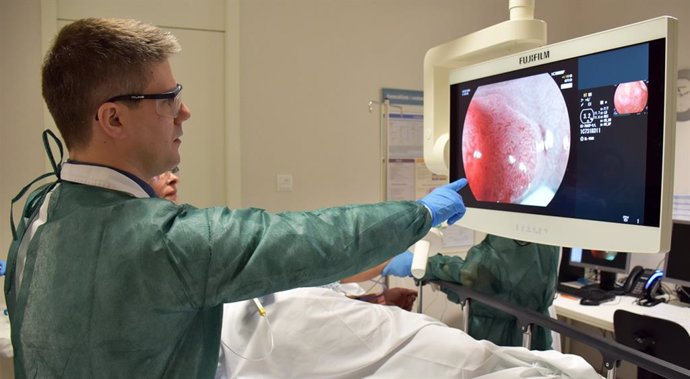 El doctor de la Fundació Althaia Ignasi Puig identifica un pólipo en una colonoscopia. 