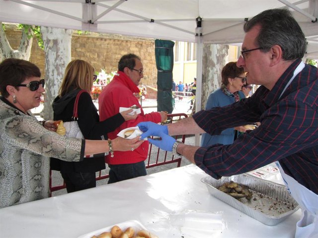 Reparto pan, pez y vino 2018 en San Bernabé en Logroño                         