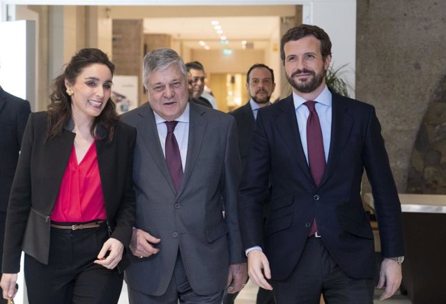 El presidente del PP, Pablo Casado, junto a Leopoldo López Gil