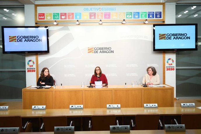 La consejera de Presidencia de Aragón, Mayte Pérez; la directora general de Justicia, María Ángeles Júlvez; y la directora del IAM, María Goikoetxea.