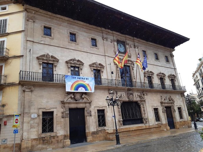 Pancarta en la fachada de Cort con la que se rinde homenaje a los niños confinados por el estado de alarma