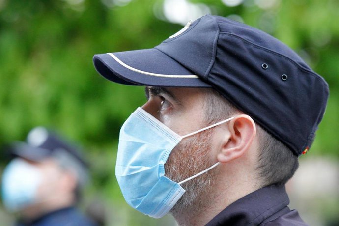 La Policía Nacional aplaude la labor de los sanitarios durante el homenaje diario en el Hotel Miguel Ángel, transformado en Hospital como consecuencia de la pandemia de coronavirus en Madrid, España, a 17 de abril de 2020.