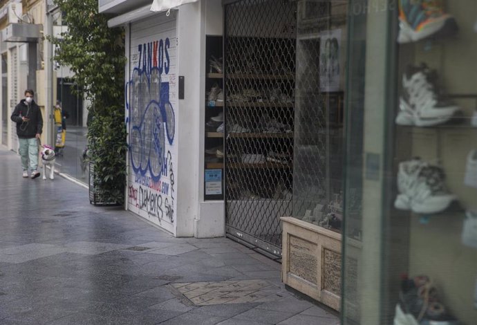Calles comerciales del centro de Sevilla con las tiendas cerradas por el estado de alarma
