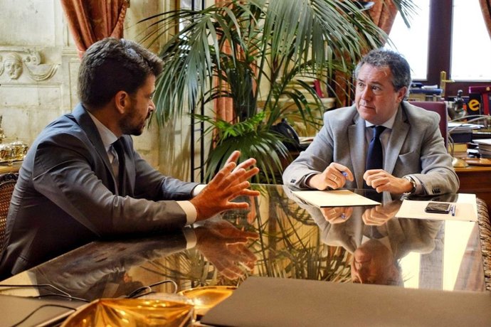 Beltrán Pérez y Juan Espadas, durante la reunión