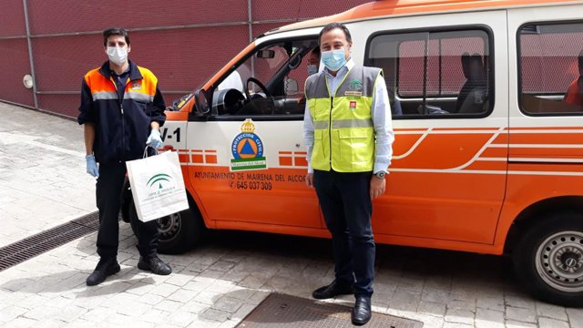 El delegado del Gobierno de la Junta, Ricardo Sánchez, supervisa el reparto de mascarillas para ayuda a domicilio