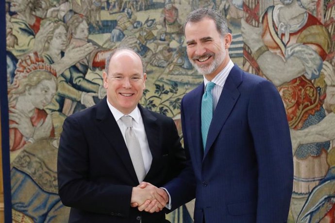 (I-D) El  príncipe Alberto II de Mónaco y el  Rey Felipe VI, posan estrechándose la mano durante el encuentro en la Zarzuela.