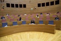 La oposición critica la gestión de las residencias y Oltra dice que no se ha "abandonado" a nadie