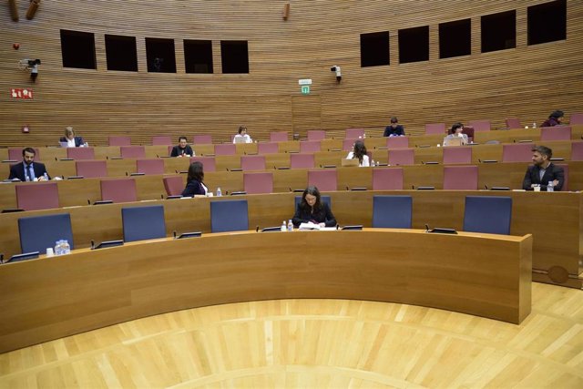 Oltra en su escaño en Les Corts