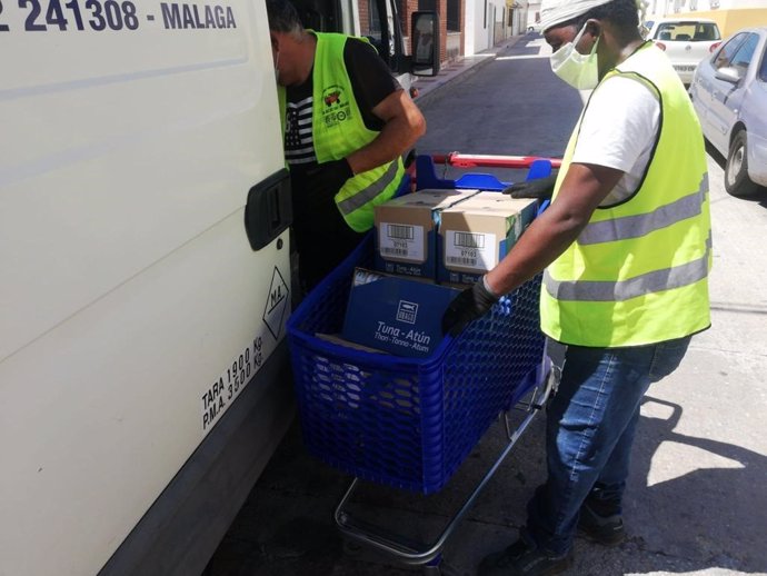 La empresa de conservas de pescados Ubago dona al Ayuntamiento de Málaga 23.760 latas de atún
