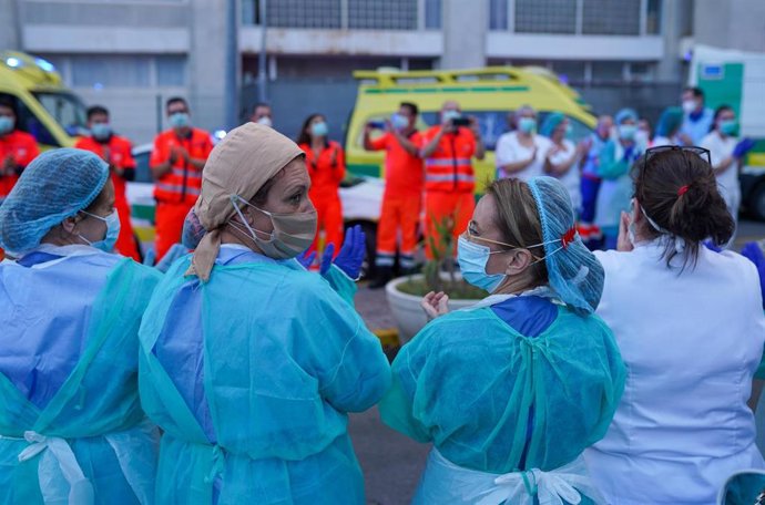 Personal sanitario agradece a los profesionales del transporte sanitario de Sevilla  el  homenajean en el Hospital Virgen del Rocío. Sevilla a 14 de abril del 2020