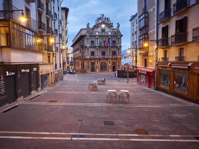 La Plaza Consistorial de Pamplona amanece vacía durante el día 33 del estado de alarma en el país por la crisis del coronavirus donde colectivos esenciales y aquellos que no puedan teletrabajar tienen permitidos los desplazamientos