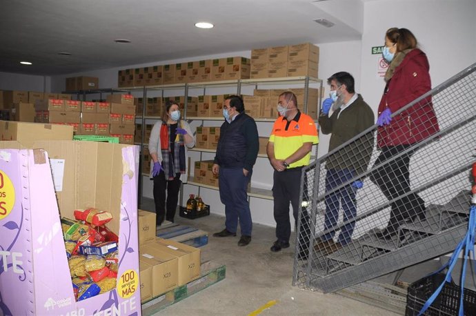 El alcalde de Boadilla del Monte, Javier Úbeda, supervisa la entrega de comida a Cáritas por El Brillante.