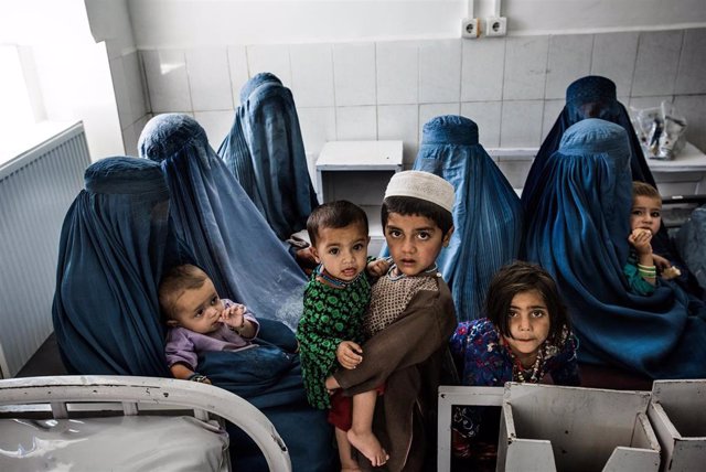 Mujeres afganas con sus hijos en un hospital de MSF en Lashkar Gah