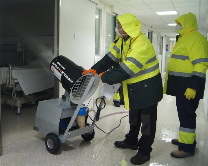 Imágenes de la desinfección del Hospital Ruber Internacional esta madrugada por la crisis del Covid-19