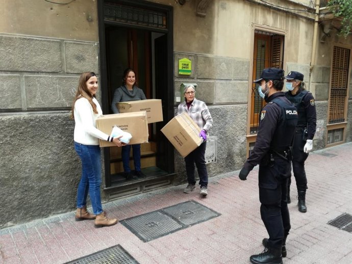 Reparto de mascarillas por parte de la Delegación del Gobierno en Baleares para Casal Petit