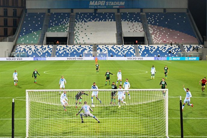 09 March 2020, Italy, Reggio Emilia: Sassuolo's Francesco Caputo (5th L) scores his side's first goal during the Italian Serie A soccer match between Sassuolo Calcio and Brescia Calcio at the Mapei Stadium