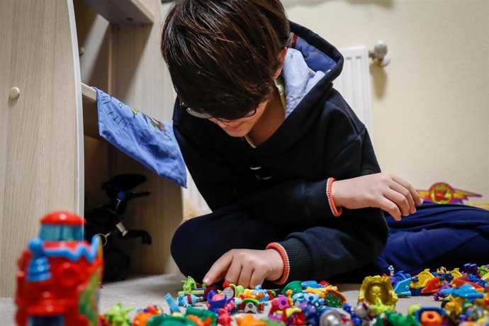 Un niño juega en su casa con unos muñecos cuando queda tan solo una semana para que niños y preadolescentes puedan salir a la calle durante el confinamiento por el coronavirus, en Valdemoro/Madrid (España) a 20 de abril de 2020.