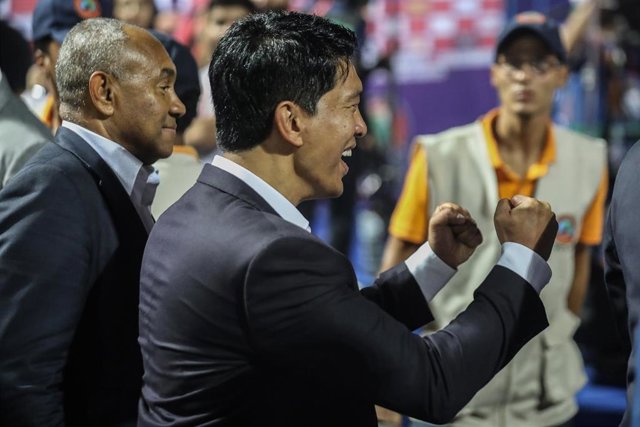 El presidente de Madagascar, Andry Rajoelina (d)