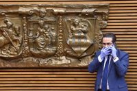 Mascarillas, higiene extrema y corbatas y vestidos negros marcan el regreso de Les Corts