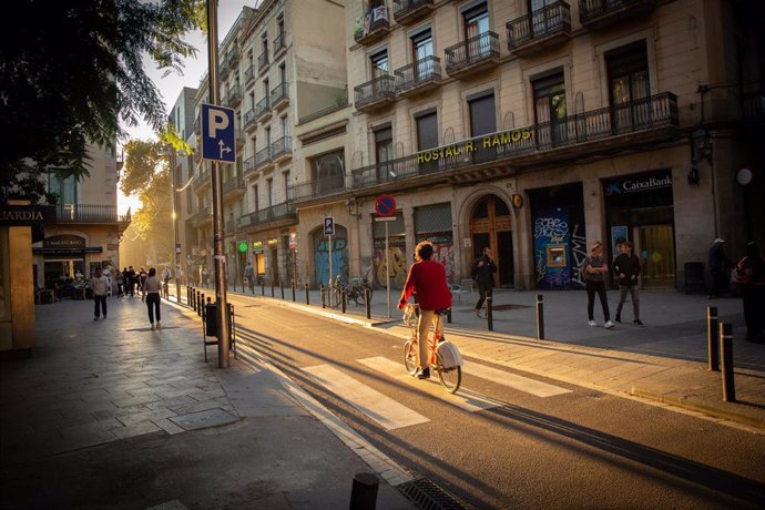 Usuario del Bicing circula por el Raval de Barcelona