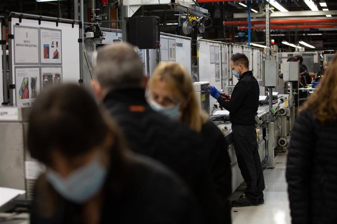 Operarios trabajan en la cadena de producción y montaje del proyecto de respiradores de SEAT para los contagiados por coronavirus en las instalaciones de SEAT de Martorell, en Martorell/Barcelona/Catalunya (España) a 7 de abril de 2020.