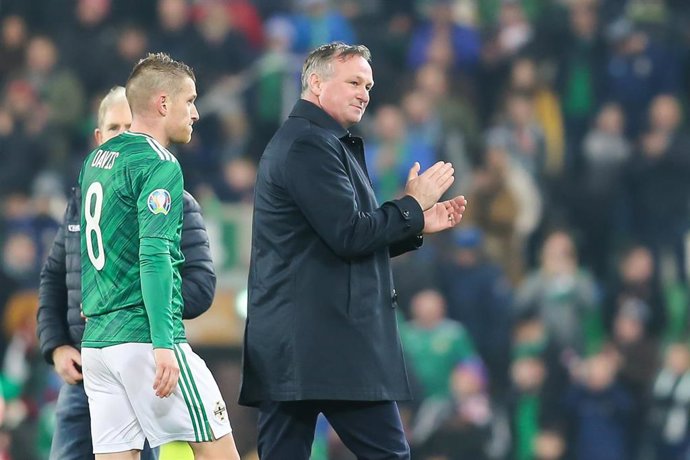 Michael O'Neill dirigiendo a Irlanda del Norte